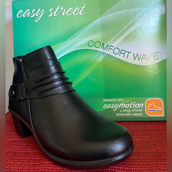 easy street Shoes - NWT.. WOMENS Easy Street Black Ankle Booties